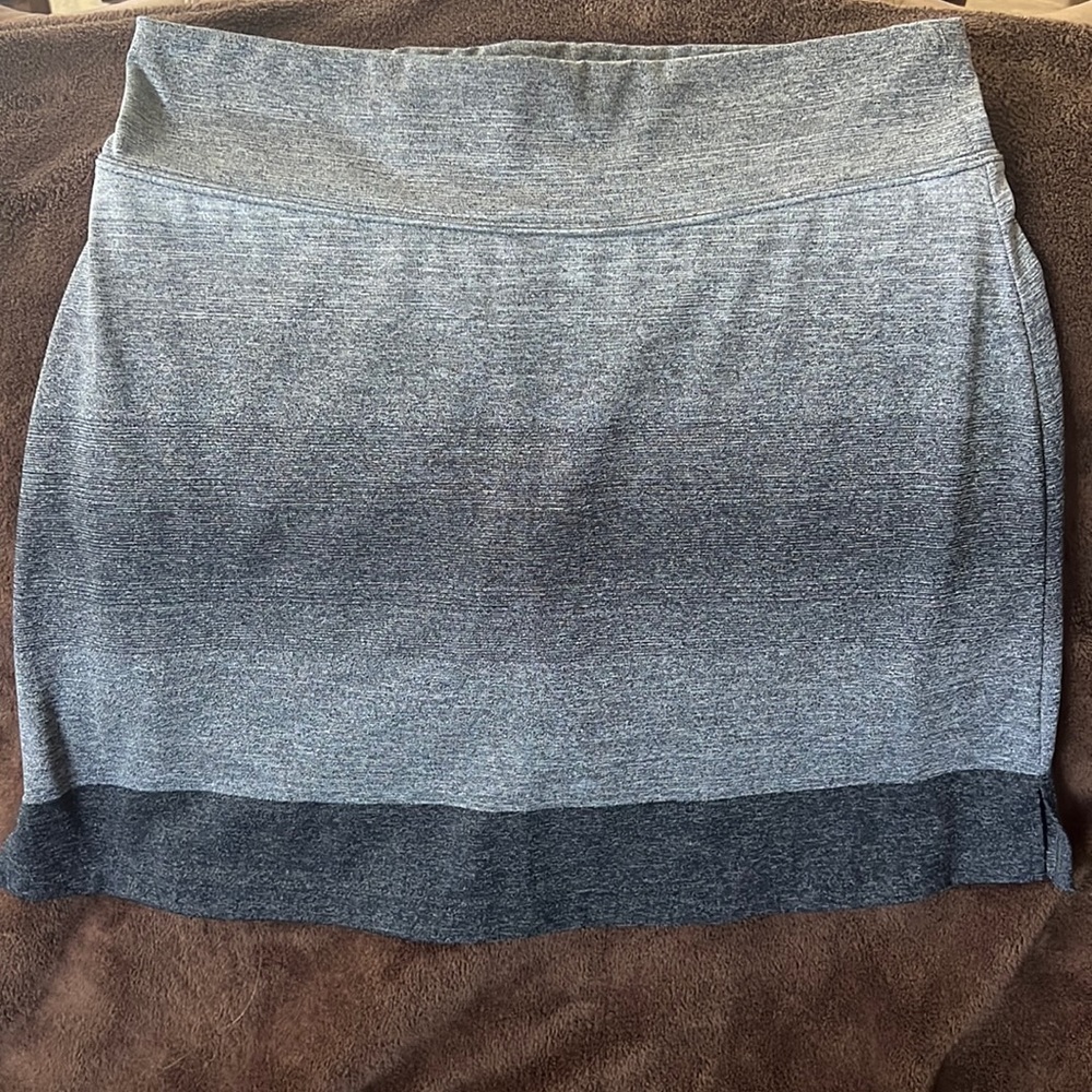 Ixspa graduated gray athletic skirt w/ tights underneath - Size S